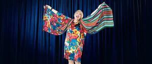 Im Licht. Claudia Roth, 62, porträtiert von der Berliner Fotografin Laurence Chaperon auf einer Club-Bühne in Prenzlauer Berg. 