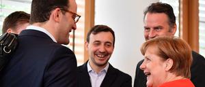 Gute Stimmung, aber noch kein Wahlprogramm: CDU-Chefin Angela Merkel spricht mit CDU-Vorstandsmitglied Jens Spahn (2.v.l.).