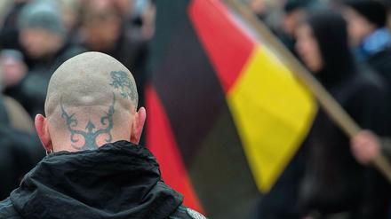Ein Teilnehmer einer Demonstration gegen angeblichen Asylmissbrauch und neue Flüchtlingsheime.