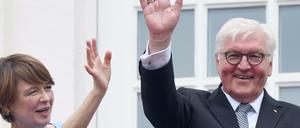 Bundespräsident Frank-Walter Steinmeier und seine Frau Elke Büdenbender (l) winken von der Treppe des Alten Rathauses in Bonn.