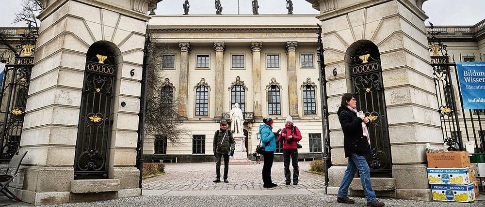 Die Toreinfahrt eines historischen Universitätsgebäudes.