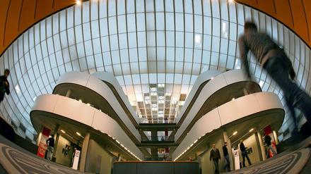 Studierende gehen durch das Foyer einer Universitätsbibliothek.