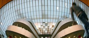 Studierende gehen durch das Foyer einer Universitätsbibliothek.