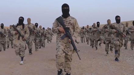 IS-Kämpfer in Deir ez-Zor (Syrien) . Dieses Standbild entstammt einem undatierten Propaganda-Video, welches von der Terrormiliz Islamischer Staat am 19.05.2017 ins Internet gestellt wurde.