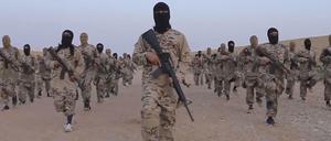 IS-Kämpfer in Deir ez-Zor (Syrien) . Dieses Standbild entstammt einem undatierten Propaganda-Video, welches von der Terrormiliz Islamischer Staat am 19.05.2017 ins Internet gestellt wurde.