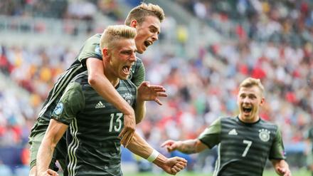 Finale, wir kommen. Deutschlands U21-Nationalspieler bejubeln den Einzug ins EM-Finale. 
