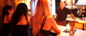 Zukunft unklar. Sexarbeiterinnen in der Bar des Kölner Bordells "Pascha". 