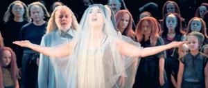Große Gestik. Olga Peretyatko-Mariotti als Priesterin Leïla mit Wolfgang Schöne als Nourabad (li.) und dem Chor. 