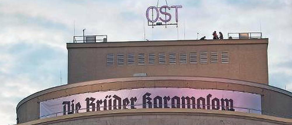 Dekonstruktion am Samstagabend. „OST“ wird per Kran abmontiert.