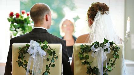 Wer in Berlin heiraten will, braucht derzeit viel Geduld. 