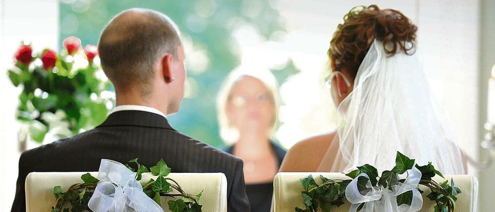 Wer in Berlin heiraten will, braucht derzeit viel Geduld.