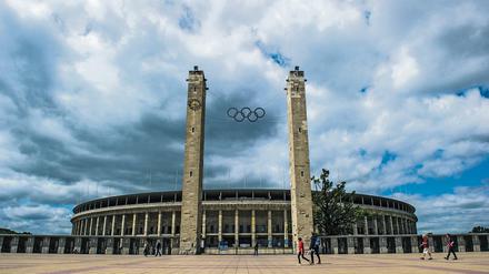 Ein Rund zum Streit. Im Olympiastadion wird sich nie eine Atmosphäre entwickeln wie in den engen, modernen Stadien. Hertha BSC hat schon mit einem Umzug nach Brandenburg gedroht.