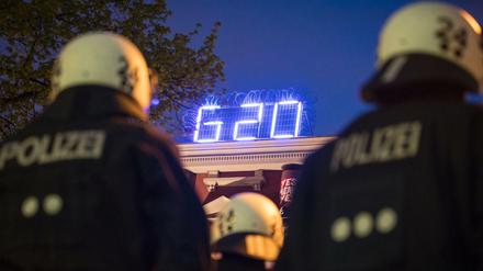 Polizeikräfte stehen in Hamburg vor dem Kulturzentrum Rote Flora. 