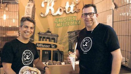 Kräuter, Knoblauch, scharf. Erkan Emre (links) ist am Kottbusser Tor aufgewachsen und überzeugte den Stuttgarter Koch Michael Stark davon, das Gericht seiner Berliner Heimat in New York groß herauszubringen.