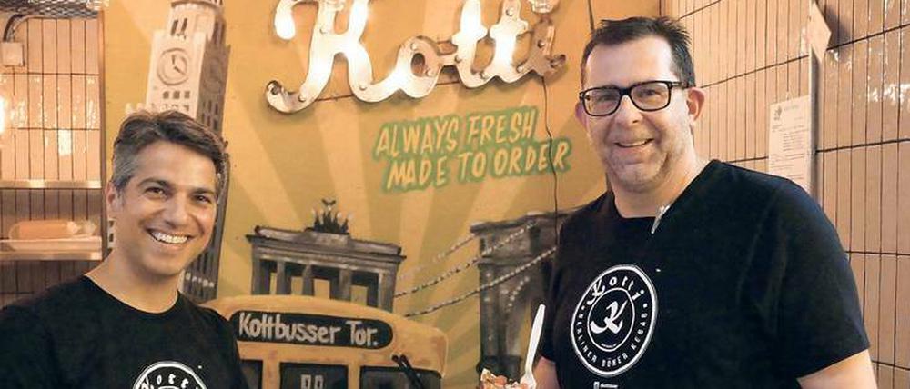 Kräuter, Knoblauch, scharf. Erkan Emre (links) ist am Kottbusser Tor aufgewachsen und überzeugte den Stuttgarter Koch Michael Stark davon, das Gericht seiner Berliner Heimat in New York groß herauszubringen.