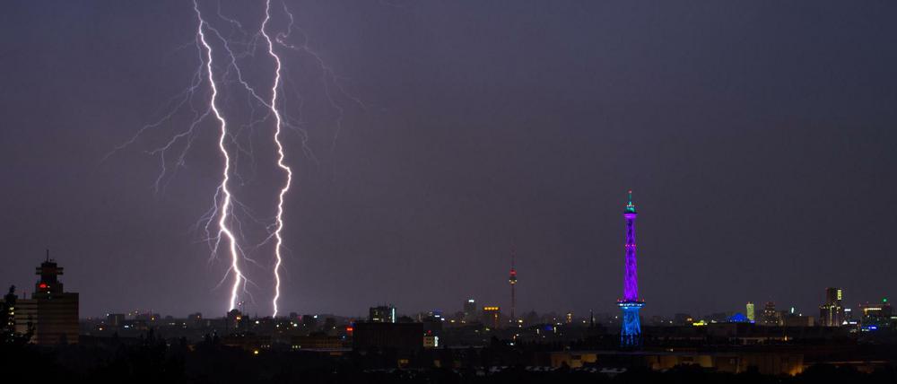 Blitze zucken über den Himmel von Berlin.
