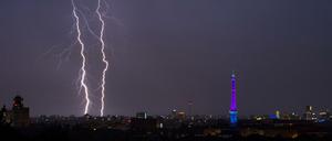 Blitze zucken über den Himmel von Berlin. 