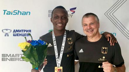 Abass Baraou freut sich mit seinem Trainer Ralf Dickert über den Gewinn der Europameisterschaft.
