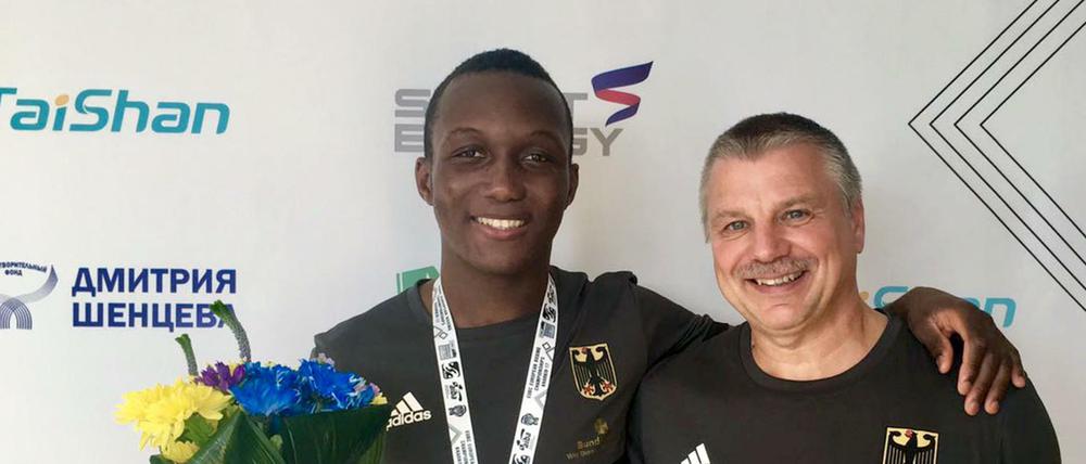 Abass Baraou freut sich mit seinem Trainer Ralf Dickert über den Gewinn der Europameisterschaft.