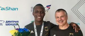Abass Baraou freut sich mit seinem Trainer Ralf Dickert über den Gewinn der Europameisterschaft.