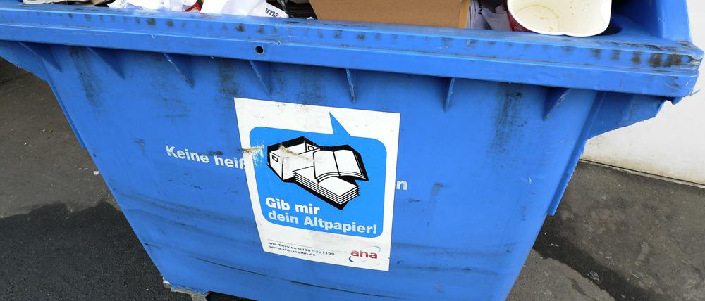 Mitarbeiter der BSR-Tochter Berlin Recycling GmbH streiken in Berlin.
