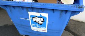 Mitarbeiter der BSR-Tochter Berlin Recycling GmbH streiken in Berlin.