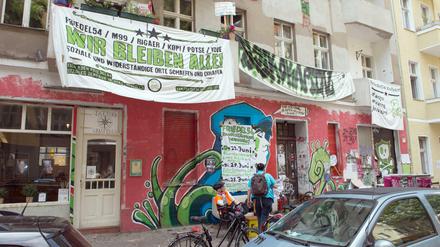 Der Kiezladen „Friedel 54“ wurde im Juni 2017 unter großem Protest geräumt. Nun sind die Räumlichkeiten wieder auf dem Markt.