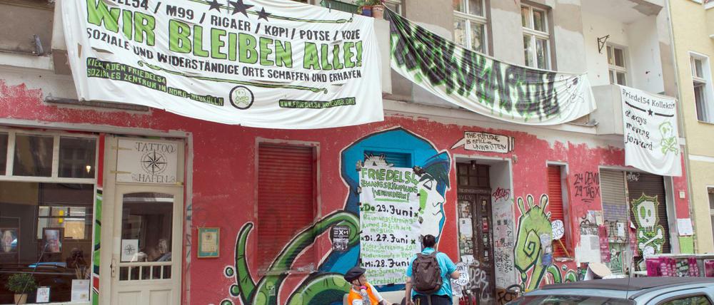 Der Kiezladen „Friedel 54“ wurde im Juni 2017 unter großem Protest geräumt. Nun sind die Räumlichkeiten wieder auf dem Markt.