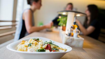 ARCHIV - Ein Nudelgericht steht am 07.07.2015 in einem Restaurant von Vapiano in Bonn (Nordrhein-Westfalen) auf dem Tisch. Die US-Amerikaner lieben es schon lange: Essen in lockerer Atmosphäre, oft ohne Kellner, aber qualitativ besser und abwechslungsreicher als Fast-Food-Läden und Kantinen. Ob Vapiano, MoschMosch oder Hans im Glück - Restaurantketten breiten sich nun auch in Deutschland aus. (zu dpa "Schnell und ungezwungen: Wie Restaurantketten die Republik erobern" vom 27.06.2017) Foto: Rolf Vennenbernd/dpa +++(c) dpa - Bildfunk+++
