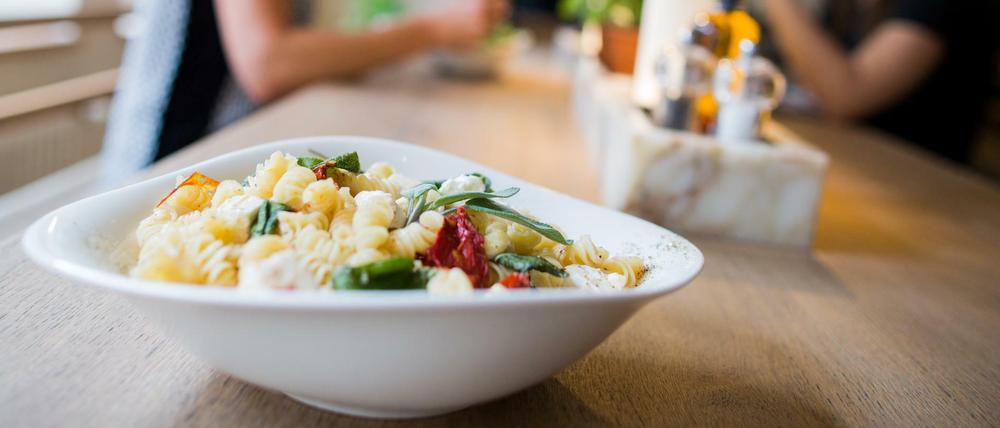 ARCHIV - Ein Nudelgericht steht am 07.07.2015 in einem Restaurant von Vapiano in Bonn (Nordrhein-Westfalen) auf dem Tisch. Die US-Amerikaner lieben es schon lange: Essen in lockerer Atmosphäre, oft ohne Kellner, aber qualitativ besser und abwechslungsreicher als Fast-Food-Läden und Kantinen. Ob Vapiano, MoschMosch oder Hans im Glück - Restaurantketten breiten sich nun auch in Deutschland aus. (zu dpa "Schnell und ungezwungen: Wie Restaurantketten die Republik erobern" vom 27.06.2017) Foto: Rolf Vennenbernd/dpa +++(c) dpa - Bildfunk+++