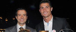 Gewinnertypen mit Problemen: Fußballstar Cristiano Ronaldo (r) und sein Berater Jorge Mendes (l). 