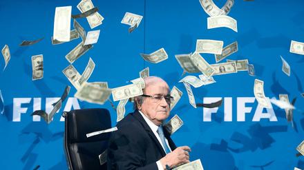 Ein Bild, das die Runde machte. Unter der Verantwortung von Fifa-Präsident Blatter grassierte die Korruption im Fußball-Weltverband. Sein Nachfolge Infantino steht ebenfalls in der Kritik.