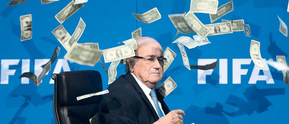 Ein Bild, das die Runde machte. Unter der Verantwortung von Fifa-Präsident Blatter grassierte die Korruption im Fußball-Weltverband. Sein Nachfolge Infantino steht ebenfalls in der Kritik.
