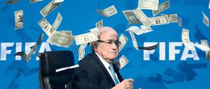 Ein Bild, das die Runde machte. Unter der Verantwortung von Fifa-Präsident Blatter grassierte die Korruption im Fußball-Weltverband. Sein Nachfolge Infantino steht ebenfalls in der Kritik.