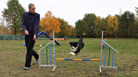 Patrick Burmeister und seine Hündin „Anyway“ beim Agility-Training. 