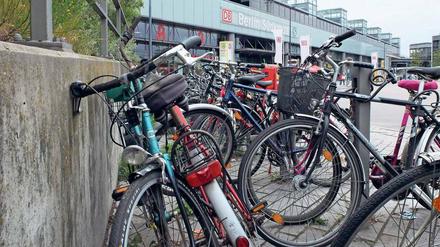 Die wenigen Ständer an den Eingängen des Bahnhofs Südkreuz sind ständig überfüllt.