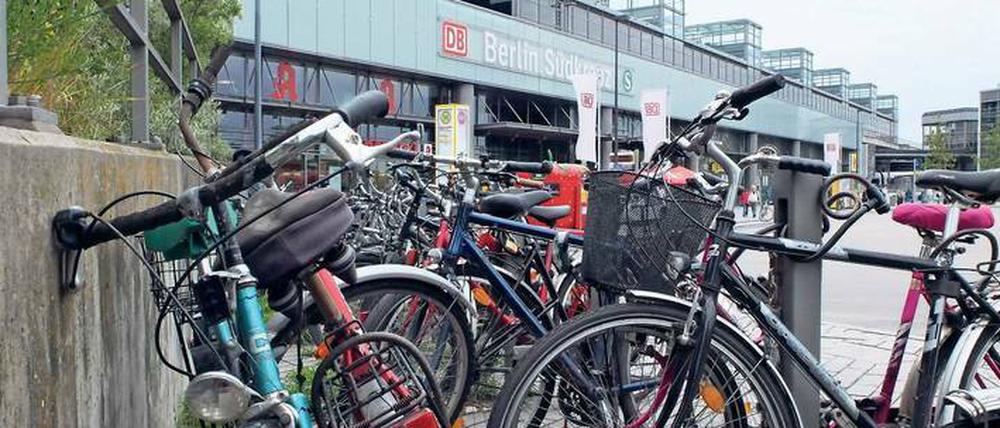 Die wenigen Ständer an den Eingängen des Bahnhofs Südkreuz sind ständig überfüllt. 