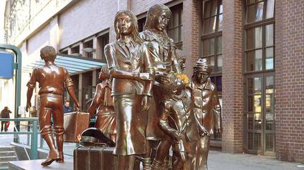 Leben und Tod. Am Bahnhof Friedrichstraße steht eine der Plastiken des Zeitzeugen und Überlebenden Frank Meisler zu den Kindertransporten „Züge in das Leben – Züge in den Tod; trains to death – trains to life 1938–1939“.