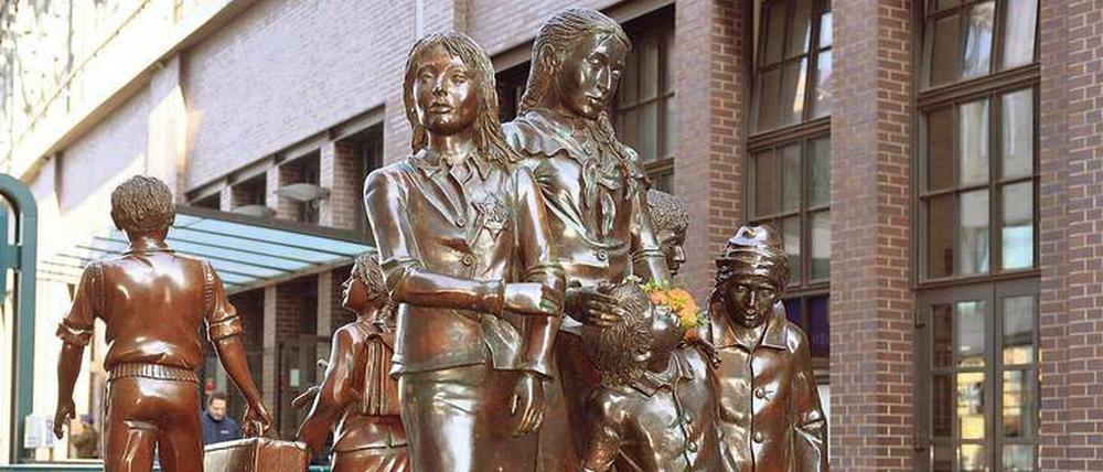 Leben und Tod. Am Bahnhof Friedrichstraße steht eine der Plastiken des Zeitzeugen und Überlebenden Frank Meisler zu den Kindertransporten „Züge in das Leben – Züge in den Tod; trains to death – trains to life 1938–1939“.
