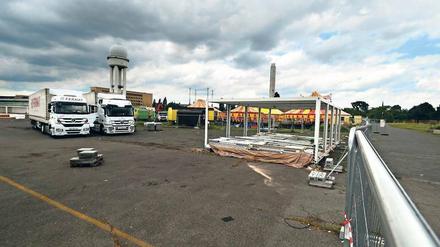 Auf dem einstigen Flughafen-Areal wird derzeit ein weiterer Container zur Unterbringung von Geflüchteten aufgebaut. 