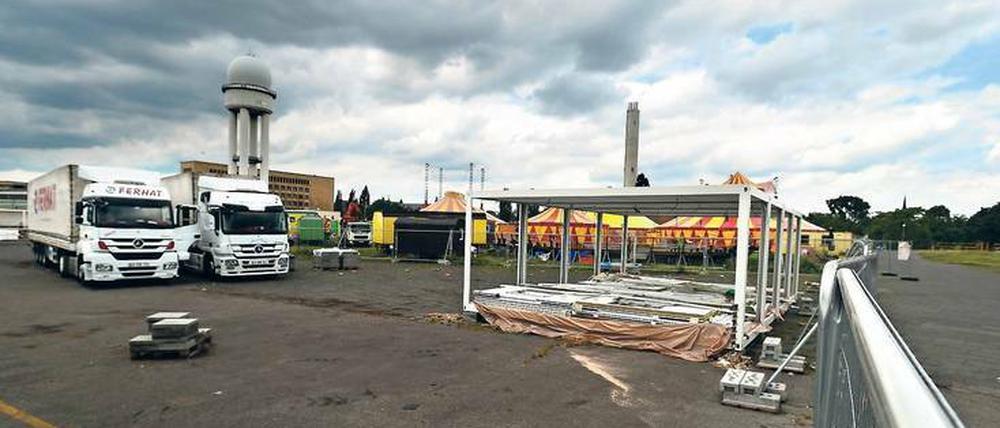Auf dem einstigen Flughafen-Areal wird derzeit ein weiterer Container zur Unterbringung von Geflüchteten aufgebaut.