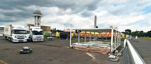 Auf dem einstigen Flughafen-Areal wird derzeit ein weiterer Container zur Unterbringung von Geflüchteten aufgebaut. 