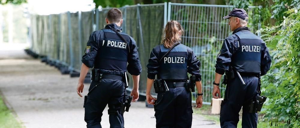 Polizisten patrouillieren in der Nähe der Messehallen in Hamburg.