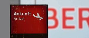 Ein Schild ist im Ankunftsbereich des neuen Hauptstadtflughafens BER in Schönefeld mit Vogelkot verschmutzt.