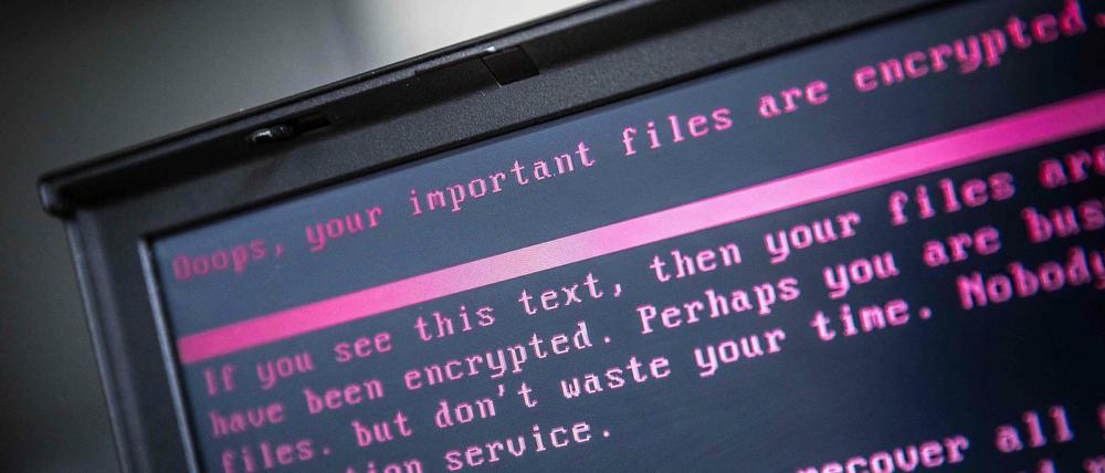 Ein mit Schadsoftware infizierter Laptop zeigt eine Zahlungsaufforderung an. Weltweit sind dutzende Firmen von dem Cyber-Angriff betroffen.