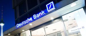 Die Deutsche Bank schließt in Berlin etliche Filialen.