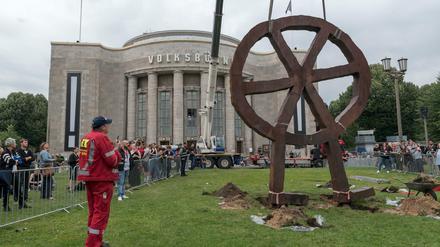 Abbau mit Hindernissen. Das "Räuberrad" an der Volksbühne bewies Standhaftigkeit.