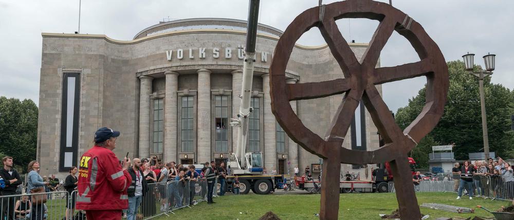 Abbau mit Hindernissen. Das "Räuberrad" an der Volksbühne bewies Standhaftigkeit.