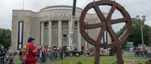 Abbau mit Hindernissen. Das "Räuberrad" an der Volksbühne bewies Standhaftigkeit.