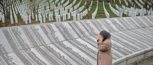 Eine Frau betet an der Gedenkstelle für die 1995 ermordeten 8000 Jungen und Männer.